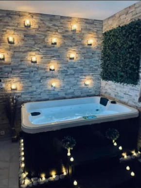 BY Neptune - Le Rustique Jacuzzi